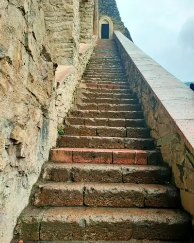 Sümela Manastırı’na çıkan son dik taş merdivenler ve dağa oyulmuş giriş kapısı.